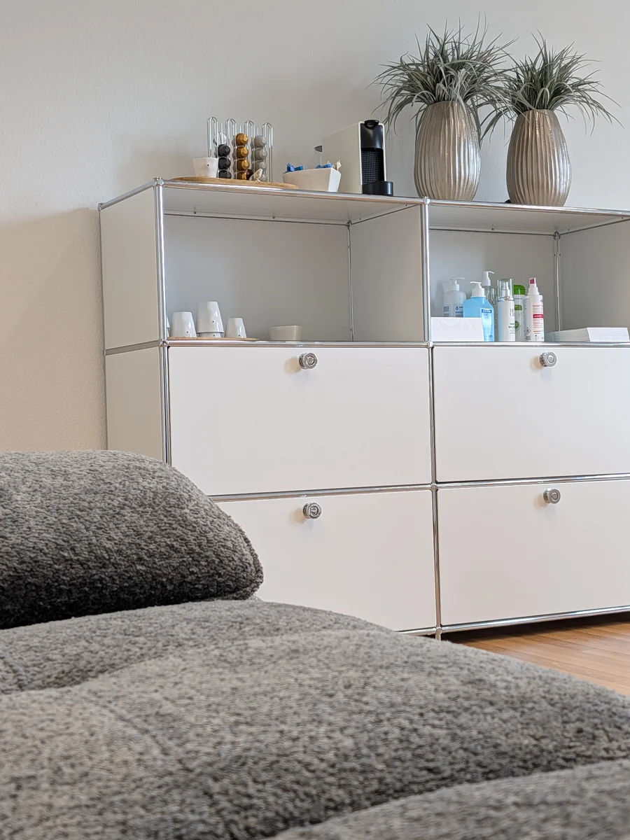 USM-Sideboard mit Pflegeprodukten