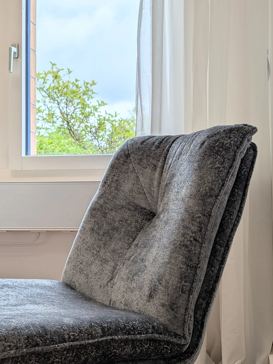 Lounge-Sessel am Fenster